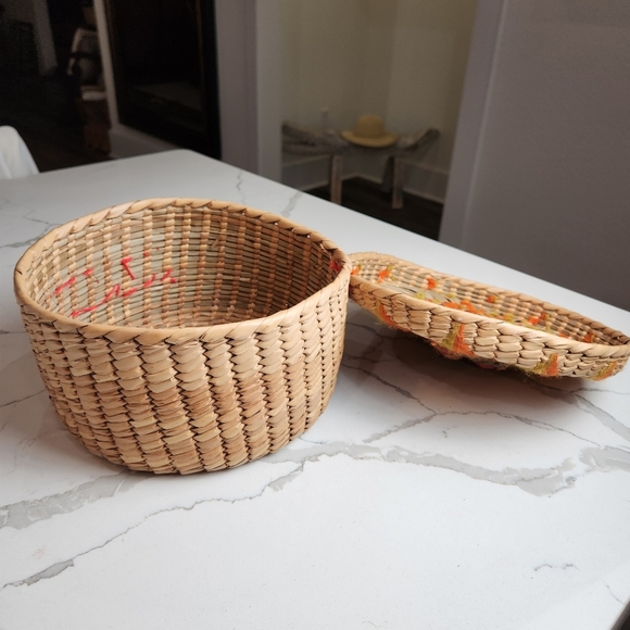 VINTAGE 70s BEAUTIFUL ACAPULCO WOVEN BASKET WITH LID & FLOWERS HAND CRAFTED - Picture 8 of 10